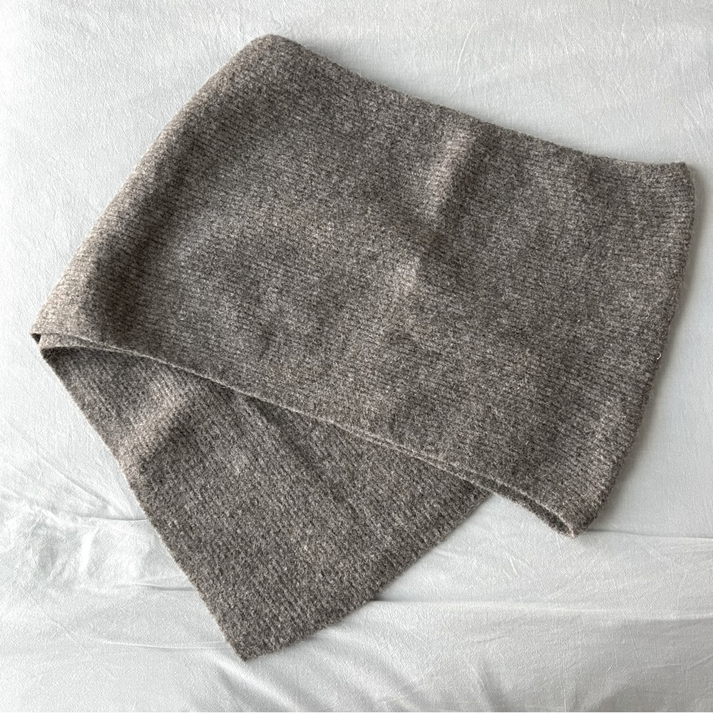 Almost new Banana Republic wool + cashmere blended scarf - grey